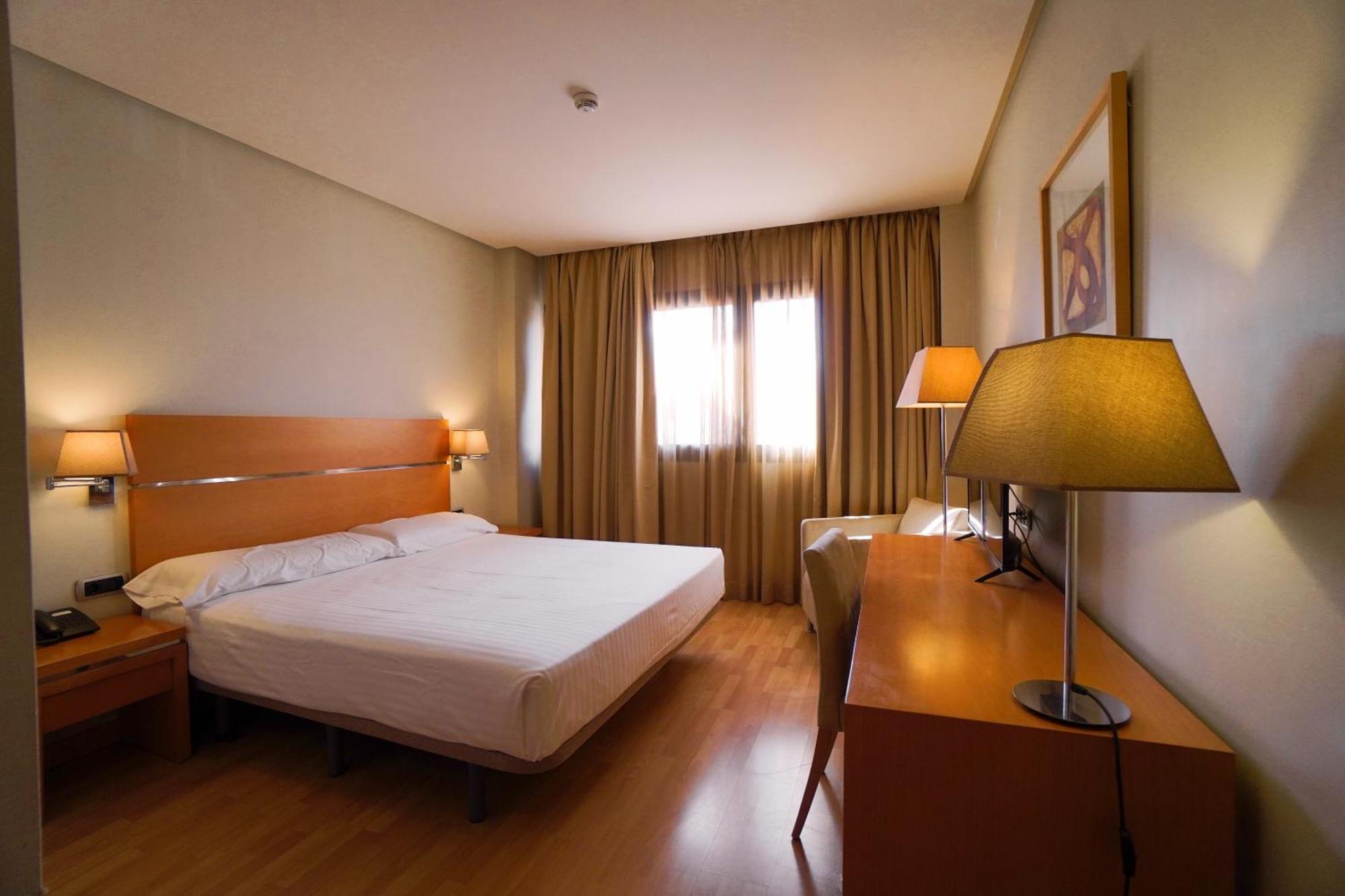 Hotel Reston Valdemoro Bagian luar foto